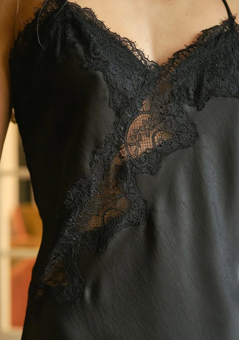 NEO NOIR TOP