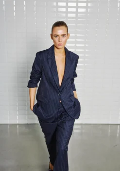 WITH BLACK PANTALON