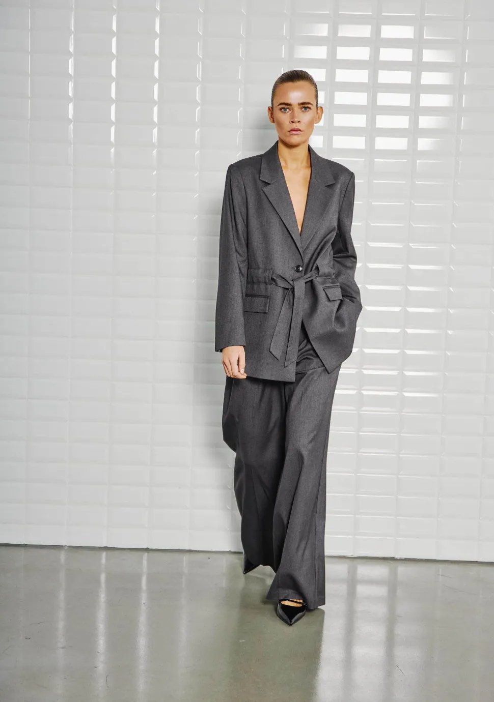 WITH BLACK PANTALON